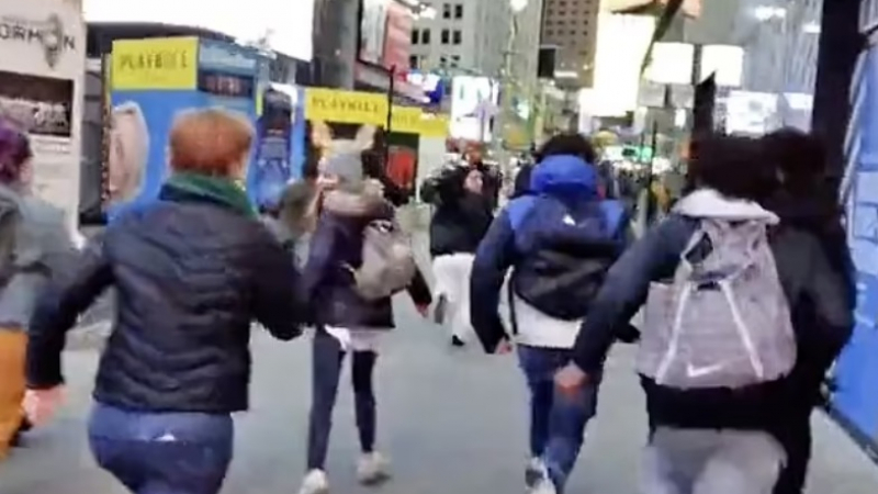 Паника в Ню Йорк: Взривове ехтят на "Таймс скуеър", туристи бягат уплашено ВИДЕО