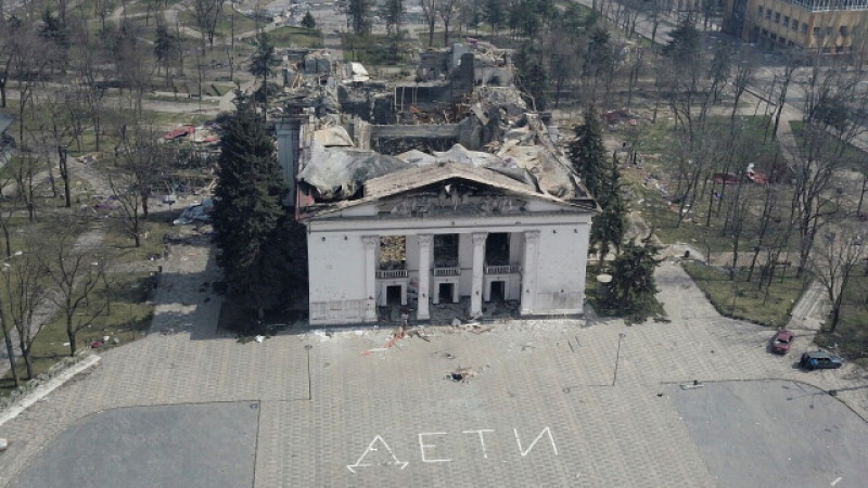 КАДРИ от дрон показват разрушения театър в обсадения Мариупол, където загинаха 300 човека