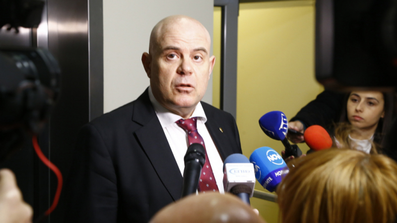 Главният прокурор: Време е отчетност и публичност да дават и българските политици
