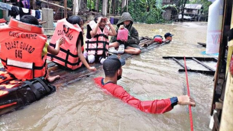 Трагедия: Най-малко 25 души са загинали от буря във Филипините ВИДЕО