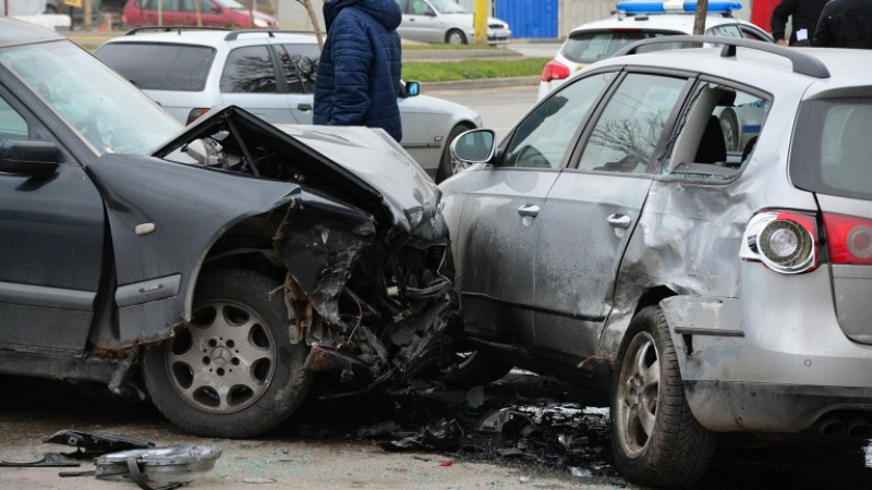 Само в БЛИЦ! Две коли се помляха на ключов столичен булевард 