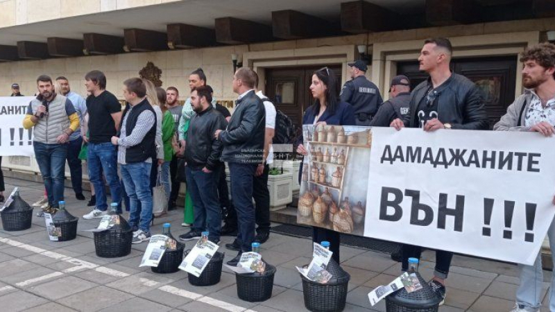 Младежи от ГЕРБ на протест пред МВР, искат оставката на Рашков ВИДЕО
