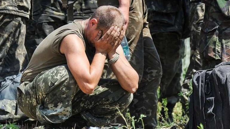 Простете ни: Пленени украинци паднаха на колене пред мемориала на загиналите в Луганск ВИДЕО 