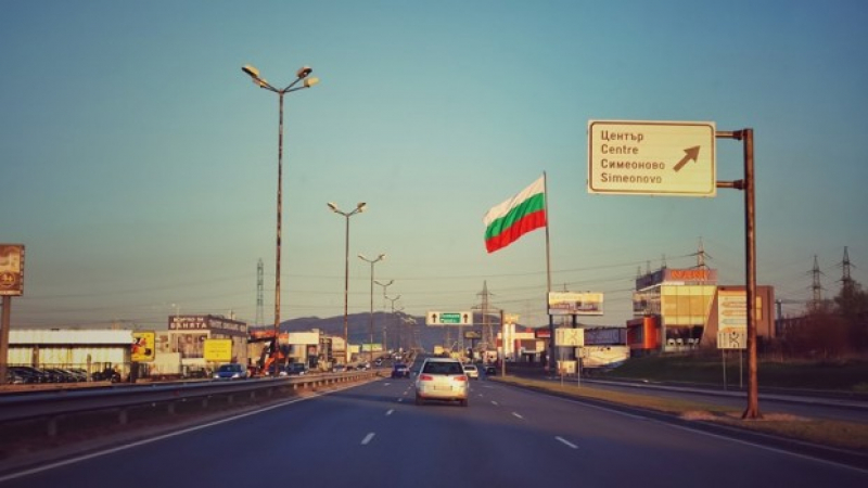 Чужденецът, издигнал трибагреника над София, смая мрежата с постъпката си 
