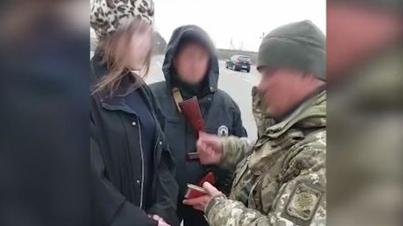 Украински офицер се облече като жена, но ето какво му се случи ВИДЕО