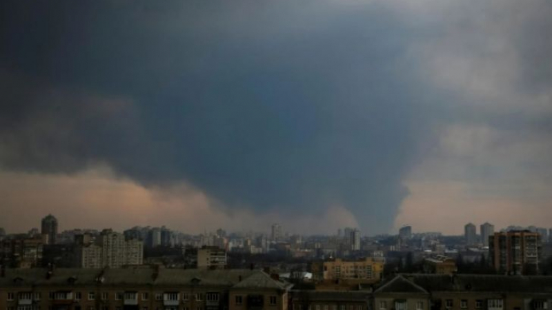 Киев потъна в мрак посред бял ден, небето не се вижда след... ВИДЕО