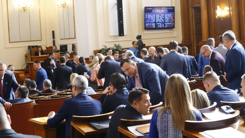 Анализатори: Зеленски манипулира българския парламент