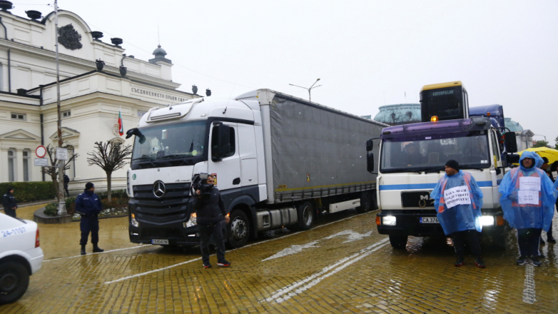  Мощен протест срещу кабинета "Петков" отново блокира центъра на София СНИМКИ