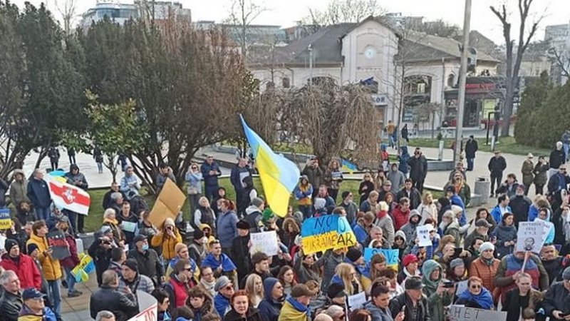 Хиляди украинци се събраха в центъра на Слънчев бряг, за да...