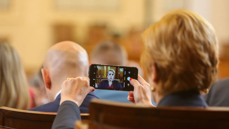 Няма да повярвате за какво ползва телефона си Елена Гунчева от "Възраждане" в парламента СНИМКА