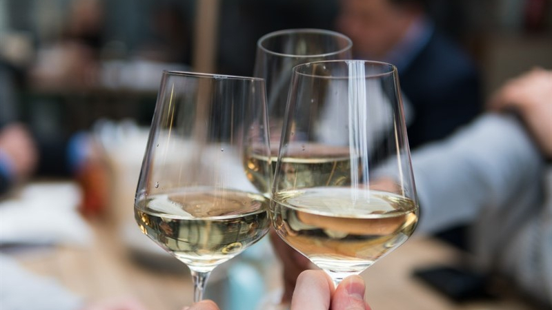 Неподозирана полза за здравето от бялото вино, за която не знаете
