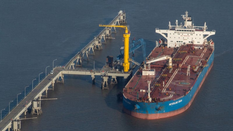 Освободиха руски петролен танкер в Гърция