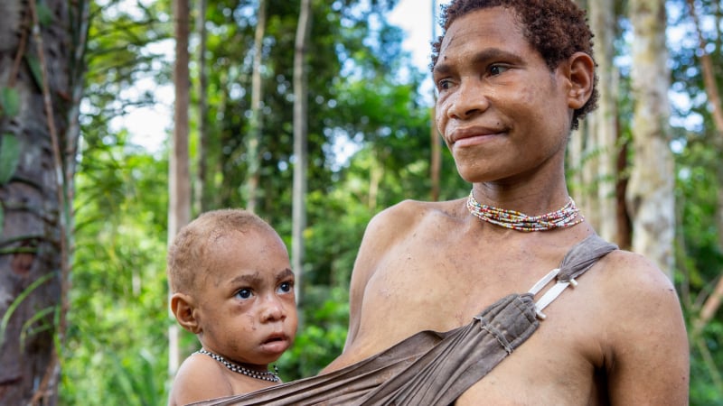 Племето, което живее по дърветата и праща жените да раждат сами в джунглата