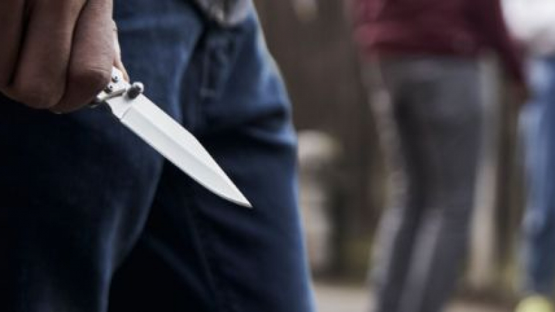 Подивял британец излезе на улицата с нож в ръка и стана страшно 