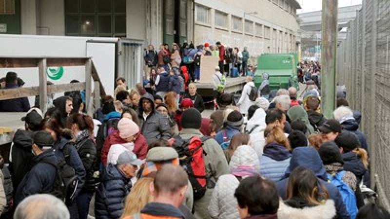 Изгладнели украински бежанци се сбиха за храна в Цюрих СНИМКИ 