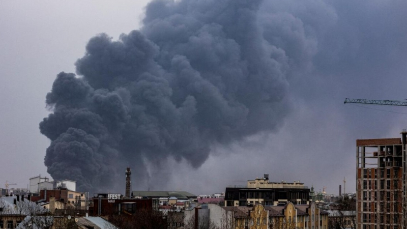Въздушна тревога в цяла Украйна, атаки срещу 5 жп гари, мощни експлозии край Лвов ВИДЕО