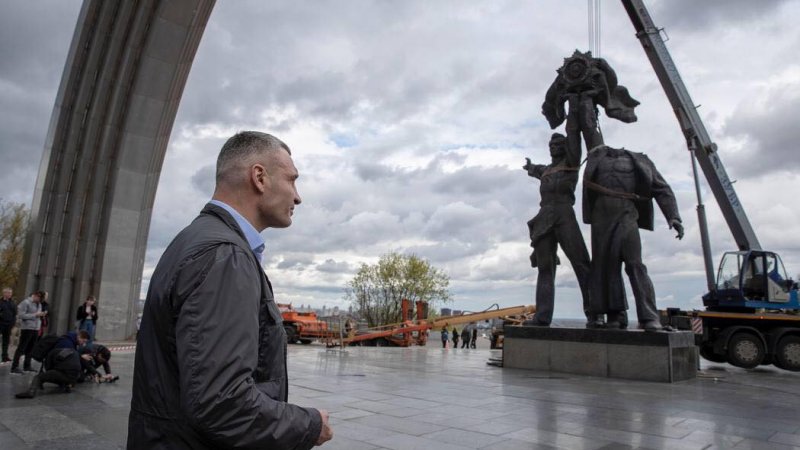 Кличко ликвидира съветски паметници в Киев СНИМКИ