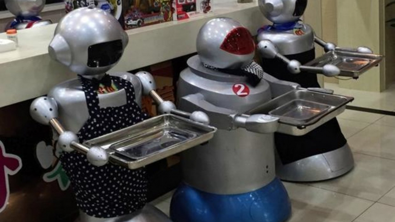 Роботи замениха сервитьорите и готвачите в ресторант в Токио