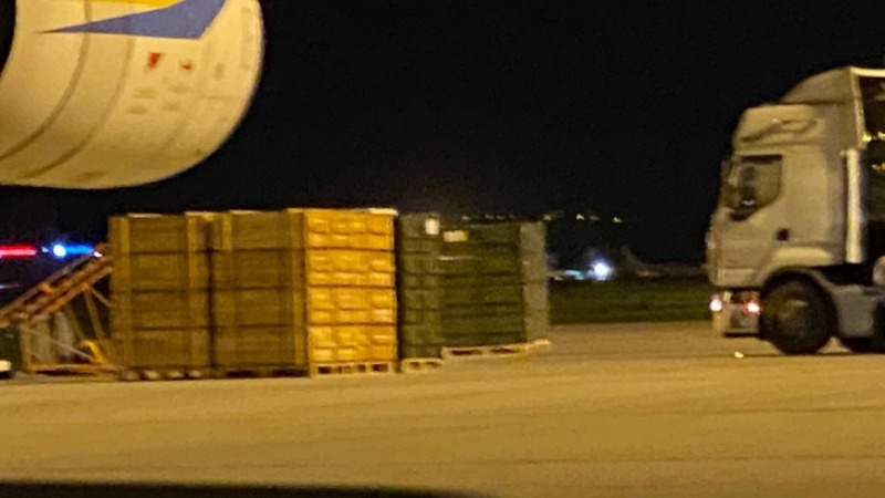 Скандални СНИМКИ! Ето как товарят със снаряди украинския АН-124 по тъмна доба на Летище София 