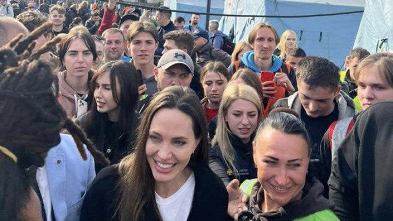 И украинци, и руснаци се гаврят с Анджелина Джоли след посещението й в Лвов ВИДЕО