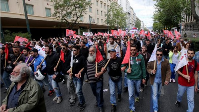Мощни първомайски демонстрации оставиха Гърция без транспорт