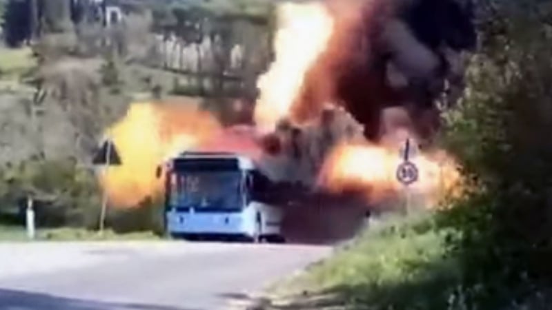 Само Вин Дизел липсва: Автобус на газ избухна като факла и изгоря до основи ВИДЕО