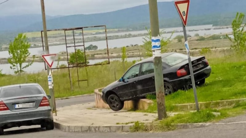 Пиян джигит разби по нелеп начин аудито си в Бургас