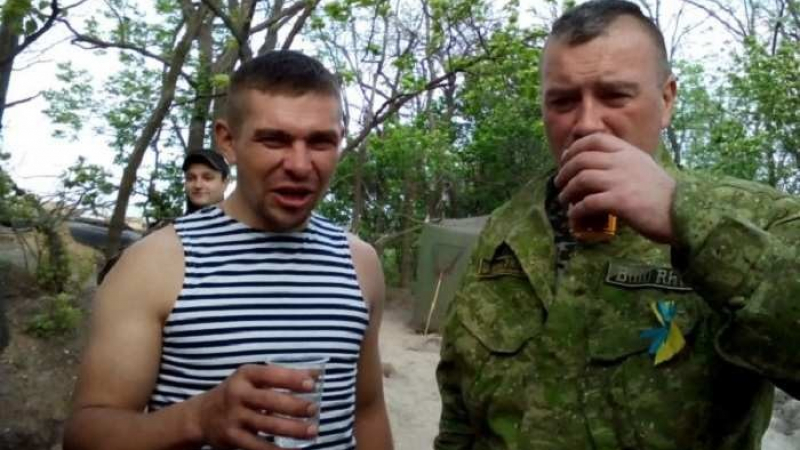 Пиян украински военен ниже цивилни коли върху камион на ВСУ ВИДЕО