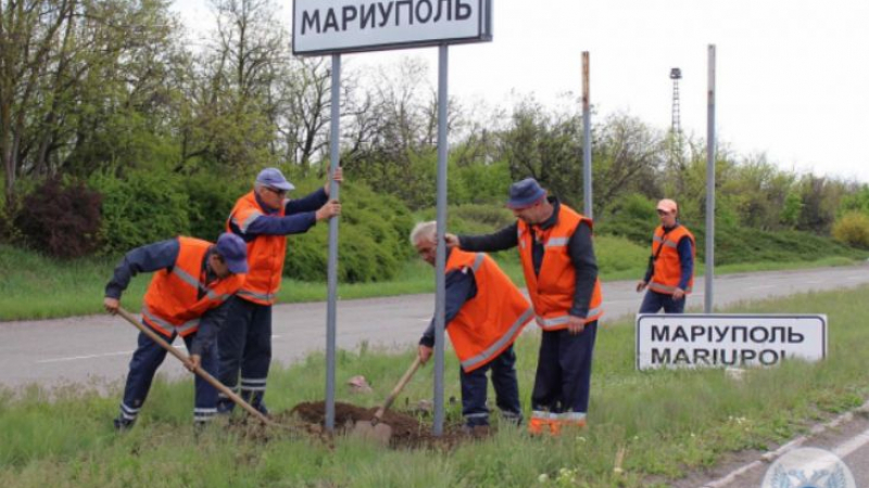 УНИАН показа със СНИМКА какво правят руснаците в Мариупол