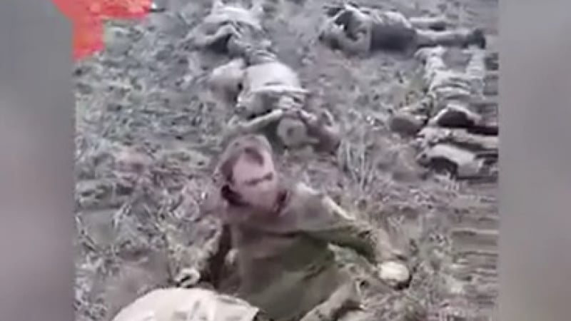 ВИДЕО показва пленяването на украински войници в Мариупол