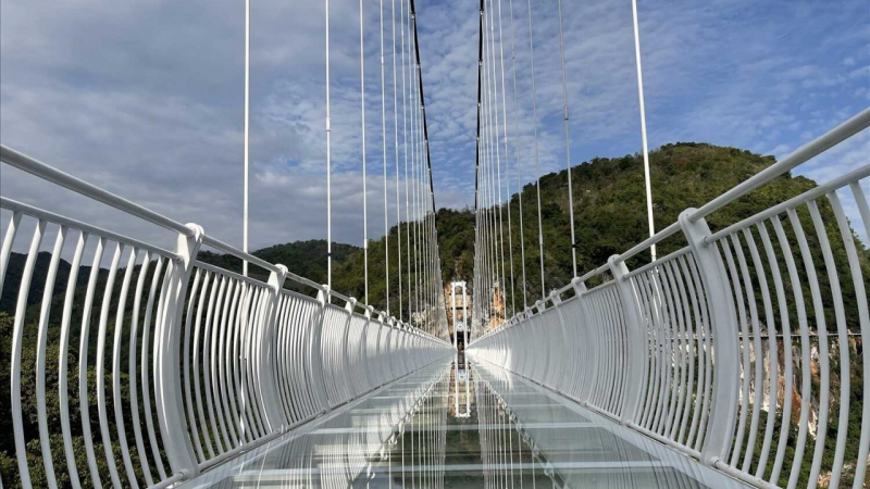 Откриха най-дългия мост със стъклен под в света
