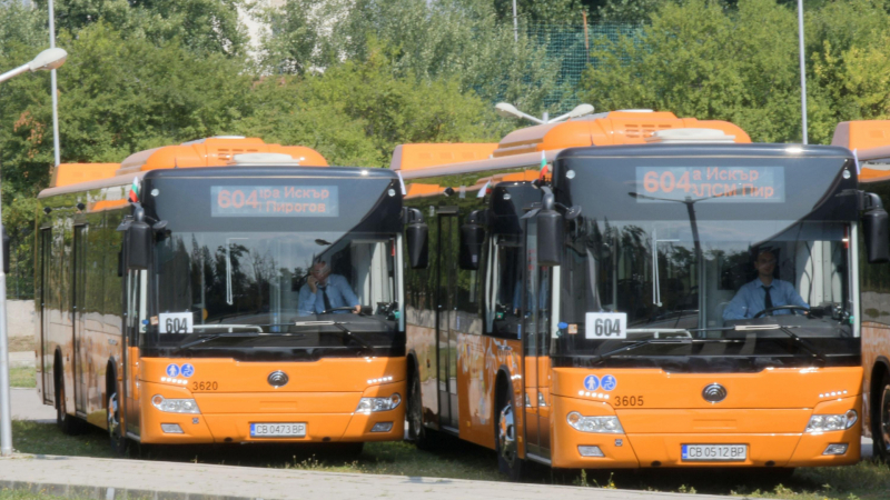 Внимание: Перверзник стиска дупета на млади майки в автобус в София ВИДЕО 