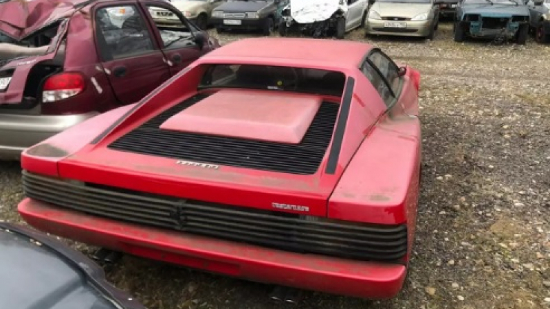 Случайно откриха колекционерско Ferrari на наказателен паркинг СНИМКИ