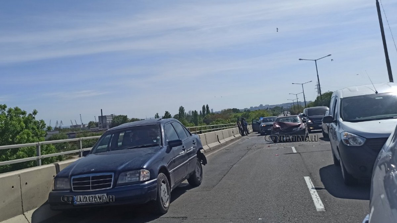 Три коли се нанизаха верижно на надлез в Бургас СНИМКИ