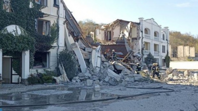 Ракетен удар разруши любимия хотел на руския елит в Одеса СНИМКИ