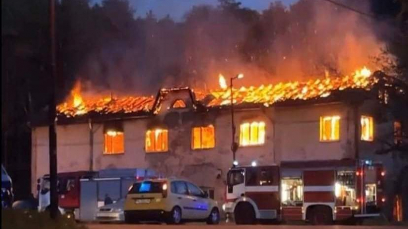 Огнен ад в Перник, рухна покрив в центъра СНИМКИ