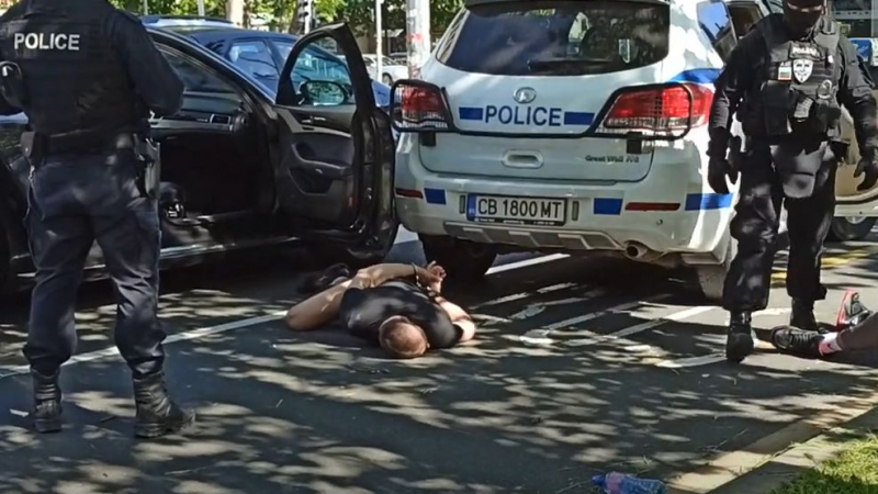 Почерня от полиция в Бургас, натръшкаха с белезници двама и... ВИДЕО