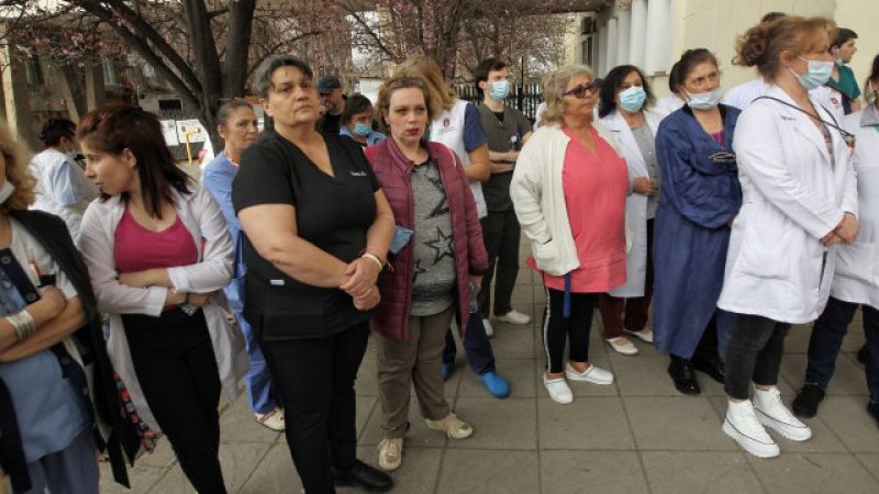 Медици излизат на национален протест заради неизплатени средства