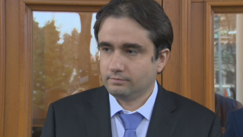 Министър Божанов намери оправдание за срива в "Български пощи"