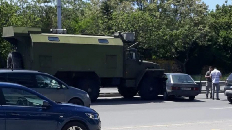 Страшен екшън с военен камион в Пловдив