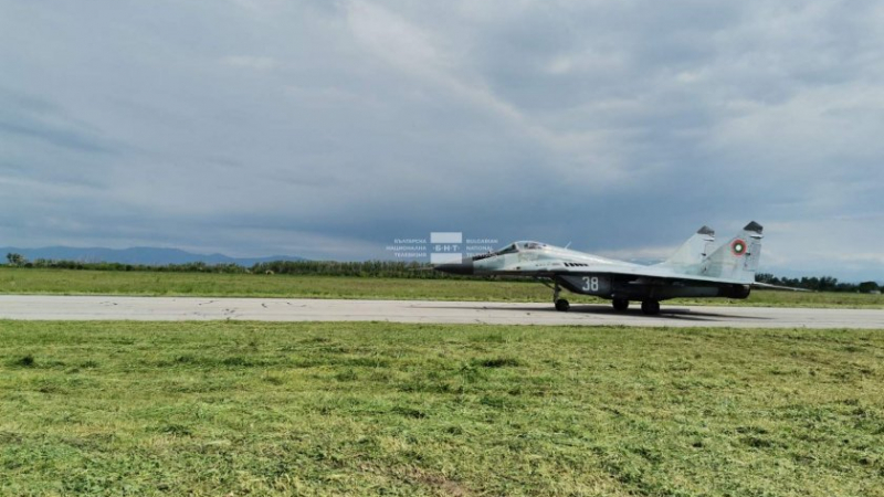 Последни новини за самолета, вдигнал по спешност в небето два родни МиГ-29 