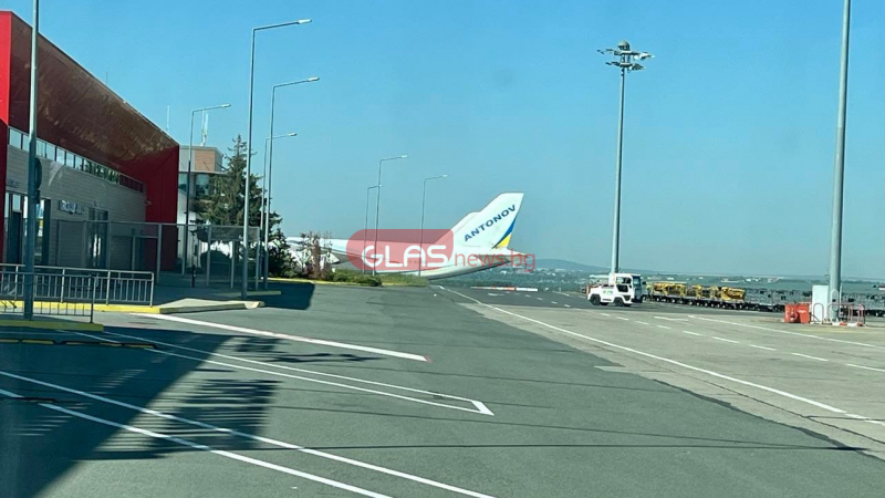 Украински товарен самолет АH-225 кацна на летището в Бургас, какво прави там СНИМКИ