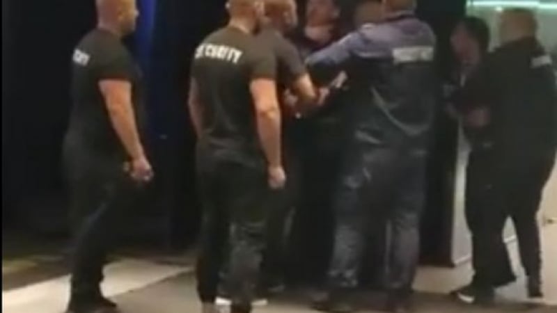  Грозни сцени: Охранители на чалготека бият мъж в Пловдив ВИДЕО