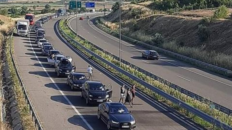 Кервани от гръцки коли нахлуват в България, омитат магазини и бензиностанции
