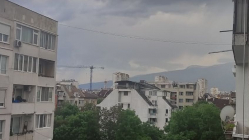 Пролетна буря надвисна над София, а нещо неочаквано се случи в Цари Мали Град ВИДЕО