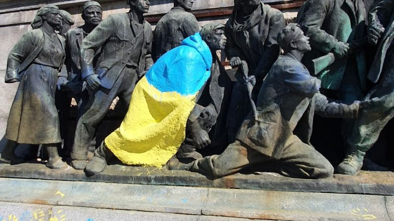 Оскверниха "Братската могила" в Борисовата градина с украинско знаме и свастика СНИМКИ