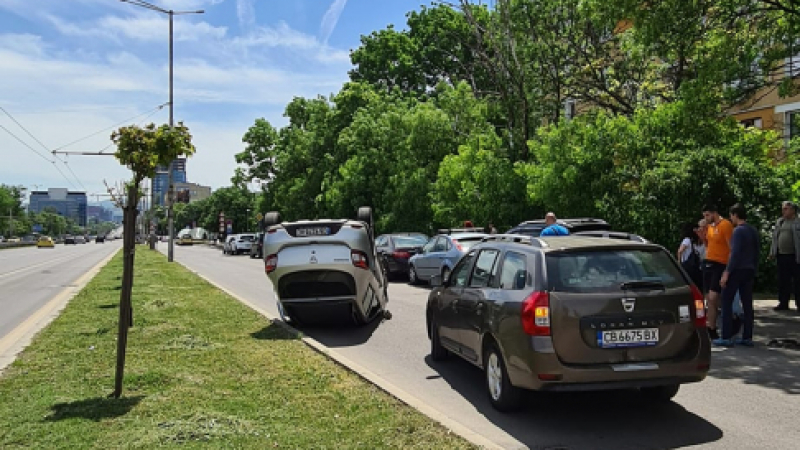 Кола направи зрелищна каскада на „Цариградско шосе” в София СНИМКА