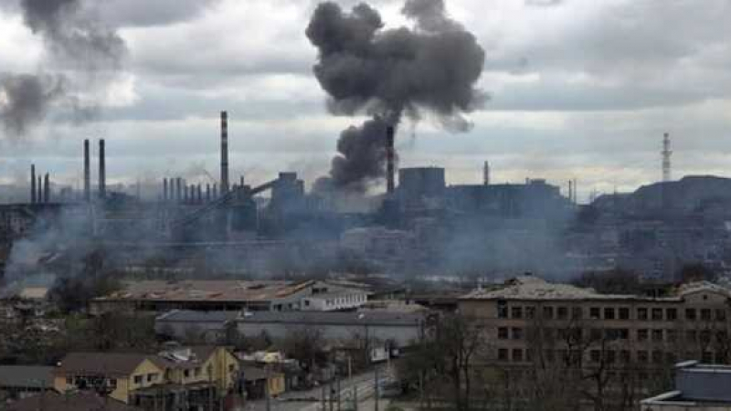 Появи се ВИДЕО на бомбардировка на "Азовстал", заснето от руски военен самолет 