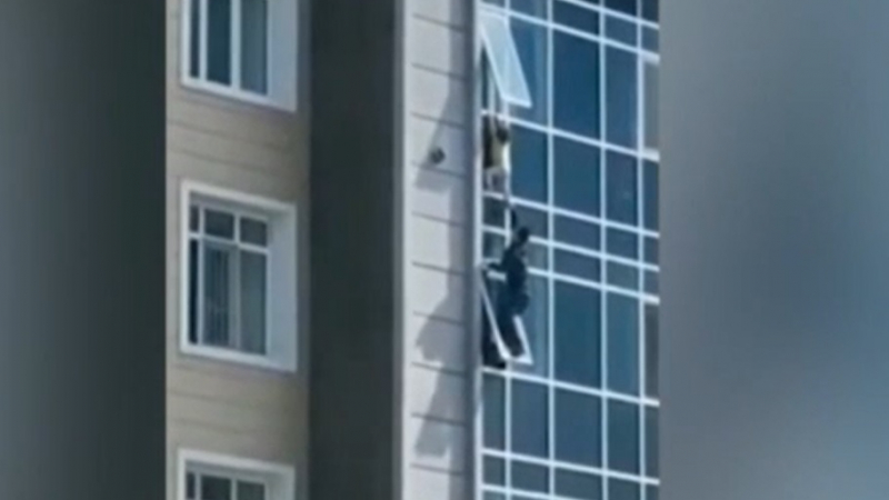 Инфарктна ситуация: Дете виси от прозорец на 8-ия етаж, а после ... ВИДЕО