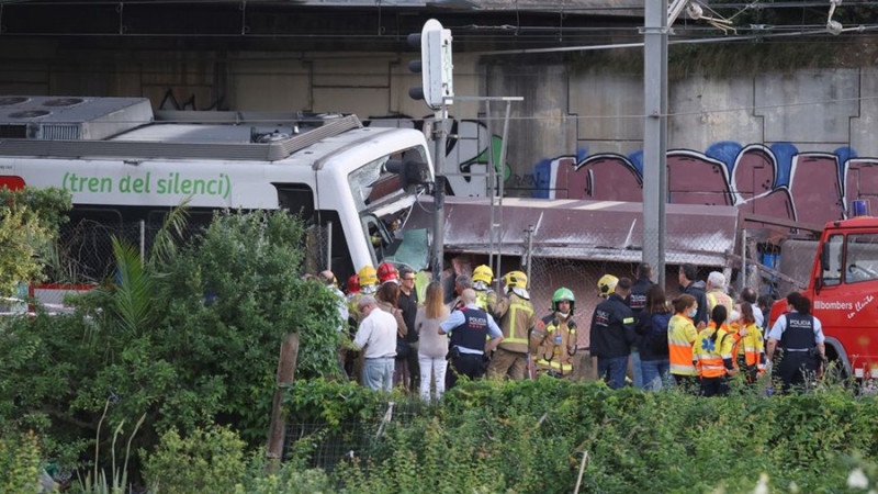 Два влака се сблъскаха край Барселона! Има загинал и десетки ранени СНИМКИ
